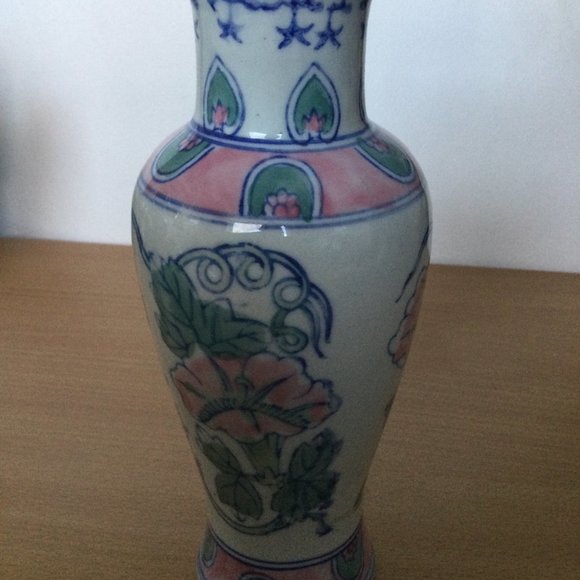 Vintage Chinese ceramic porcelain small vase hand painted with flowers 8" tall - Picture 7 of 9